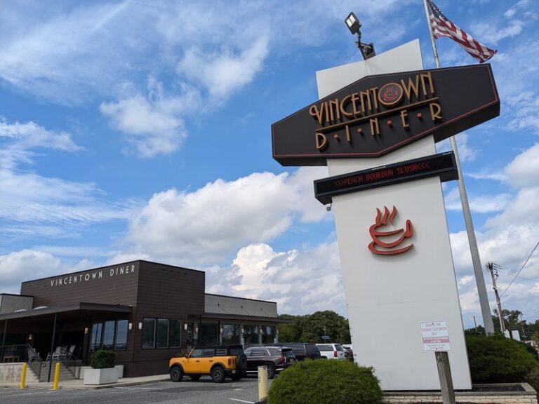 Along Rural Route 206 In New Jersey, This Folksy Down-Home Diner Is A Local Favorite For Apple Pie French Toast