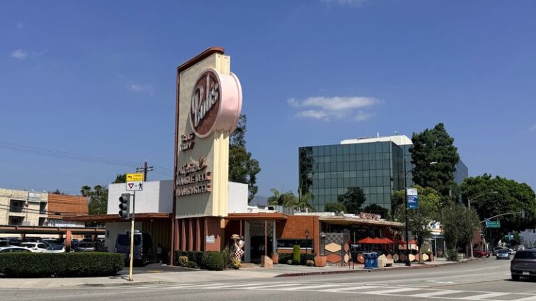 Families Celebrate Birthdays At Bob’s Big Boy In Burbank, The Oldest One Still Standing