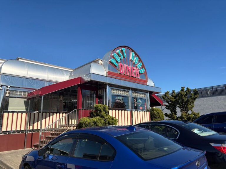 Classic American Breakfasts Come Around The Clock At This ’50s-Style Silver Diner In Norwalk, Connecticut