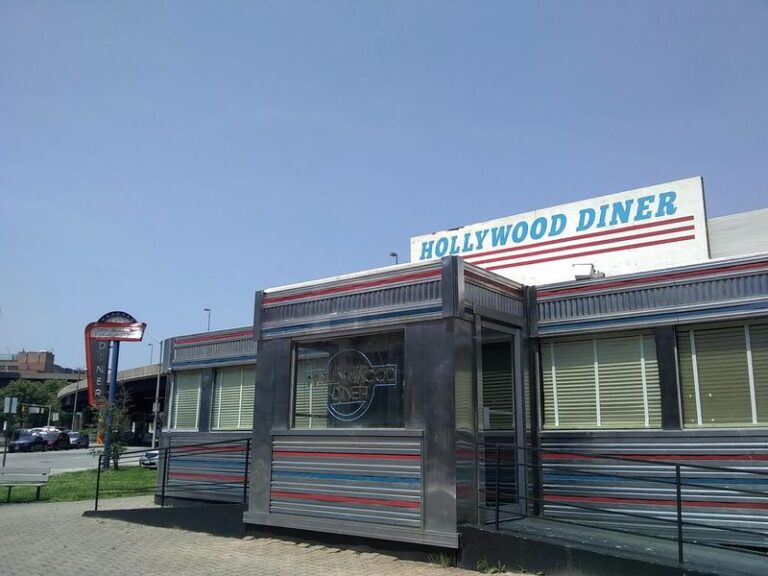 Every Booth At The Hollywood Diner In Baltimore Looks Like A Movie Set Because It Was One