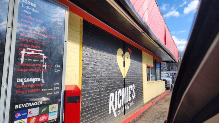 Ohio Locals Rave About This Cincinnati Soul Food Counter’s Fried Chicken, But The Potato Wedges Steal The Show