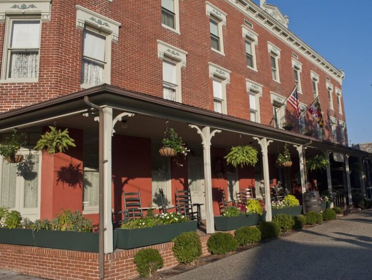 Since The 1940s, Berlin’s Atlantic Hotel Has Welcomed Diners Into Its Victorian Dining Room